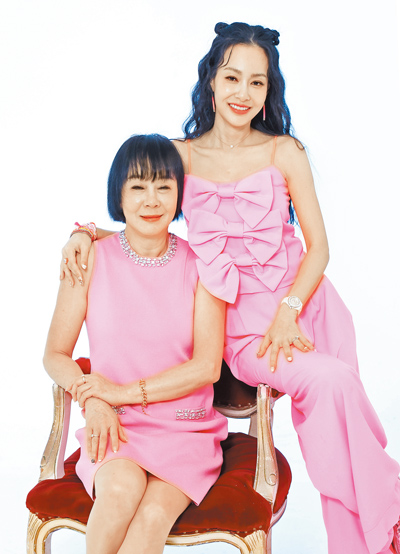 王思佳(右)跟媽媽布蘭妮相愛相殺,母女感情好卻又愛鬥嘴。(陳俊吉攝) image