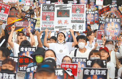 「終結兒虐 陪你長大」護兒集會行動10日登場,民眾高舉標語呼籲兒虐零容忍,提出加重刑責等訴求。(范揚光攝) image