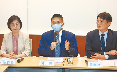 憲法法庭12日針對《憲法訴訟法》立法程序召開說明會。國民黨立委翁曉玲(左起)、吳宗憲、民眾黨立委黃國昌12日舉辦「大法官想當民主太上皇 破壞國會自主太荒唐」記者會指出,民進黨團當初並未表達異議,連聲請釋憲的資格都沒有,但大法官卻對民進黨「呵護備至」,挽救聲請人不適格,竟然主動提出問題爭議點。三人呼籲大法官不要成為干預政治那雙手,也請民進黨政治人物不要陷大法官於不義,賠掉台灣的司法和國人對司法的信任。(劉宗龍攝) image