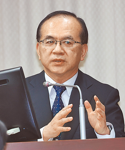 針對立委提案將汽車燃料使用費改為公路使用養護管理費,交通部次長陳彥伯(見圖)表示,已請運研所通盤檢討徵收規範及配套。(劉宗龍攝) image