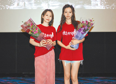 吳卓源(右)與潘儀君上周到台中、台南、高雄跑特映場與影迷共度母親節。(伯樂影業提供) image
