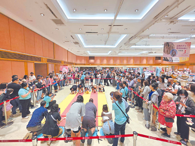 SOGO忠孝館於母親節當天舉辦寶寶爬行比賽,帶動人潮成長超過1成。(SOGO提供) image