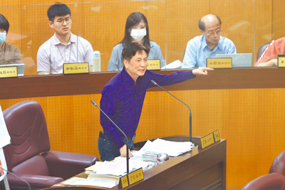 桃園市議員詹江村曝民進黨內部人士致電告知他,罷免工作人員每人、每天可以造冊向特定人士辦公室申請2000元,並放話歡迎罷團來告,讓他出庭把所有事情都如實以報。(蔡依珍攝) 桃園市議員詹江村曝民進黨內部人士致電告知他,罷免工作人員每人、每天可以造冊向特定人士辦公室申請2000元,並放話歡迎罷團來告,讓他出庭把所有事情都如實以報。(蔡依珍攝)