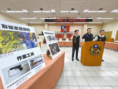 新竹縣警竹東分局長吳學安(中)說明震驚全國的竹東鎮三環幫大哥劉憲治遭槍殺的偵查結果。(陳育賢攝) image