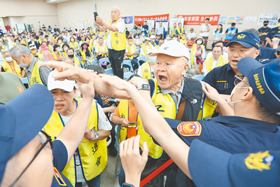 台北市政府14日舉行第二場社子島徵收公聽會,社子島自救會成員與社子島促進會成員爆發多次口角。(杜宜諳攝) image