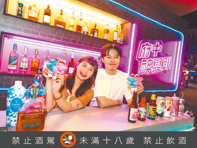 新北市串聯在地商圈、百貨商場及特色店家,推出消費折扣、購物滿額贈等多項優惠。(禁止酒駕,酒後不開車安全有保障)(新北市經發局提供) 新北市串聯在地商圈、百貨商場及特色店家,推出消費折扣、購物滿額贈等多項優惠。(禁止酒駕,酒後不開車安全有保障)(新北市經發局提供)