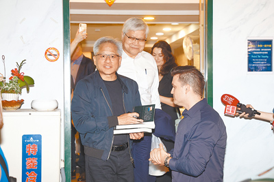 輝達執行長黃仁勳(左)16日晚與台積電董事長魏哲家在台北市「鄒記食舖」共進晚餐。(鄧博仁攝) image