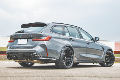 車尾往車頭看去,充滿向前躍動的肌肉感。(陳大任攝) 車尾往車頭看去,充滿向前躍動的肌肉感。(陳大任攝)