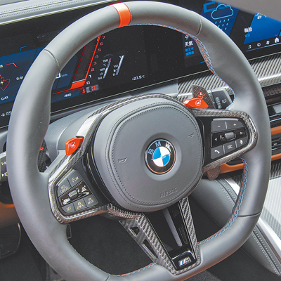 方向盤左右兩側有紅色快捷鍵。(陳大任攝) 方向盤左右兩側有紅色快捷鍵。(陳大任攝)