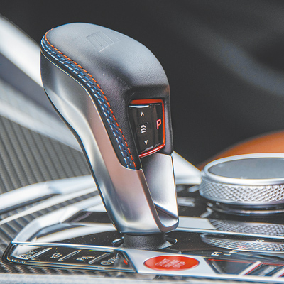 排檔桿中央有三級可調按鍵。(陳大任攝) 排檔桿中央有三級可調按鍵。(陳大任攝)