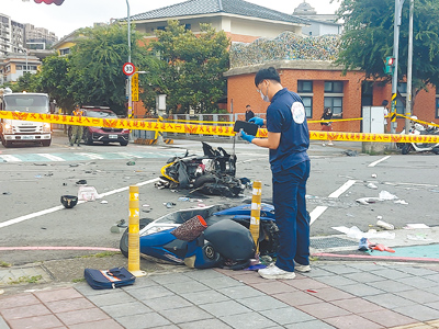 新北市三峽北大國小旁,19日發生重大車禍,鑑識人員在現場採證。(張鎧乙攝) image