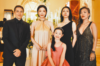 《腓尼基計劃》在坎城當地時間18日進行首映,《左撇子女孩》劇組受邀出席。左起編劇西恩貝克、蔡淑臻、葉子綺、馬士媛以及導演鄒時擎。(左撇子女孩電影公司) image
