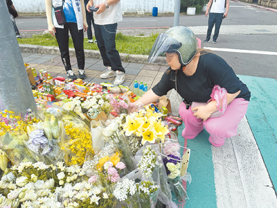 新北市三峽嚴重車禍釀成3死12傷,昨天不少民眾自發到現場獻花及擺放零食,悼念死者。(高鈞麟攝) image
