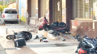 台南市玉井區20日傍晚也傳出休旅車暴衝撞行人的事故,造成一對夫妻1死1重傷,多輛機車也遭波及。(民眾提供/曹婷婷台南傳真) image
