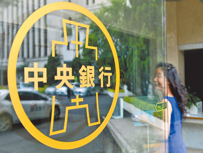 外界關注房貸信用管制會否退場?中央銀行21日將赴立院財委會專案報告,書面報告中提及,貸款餘額仍高,且銀行信用資源仍有過度流向不動產相關部門之情形,透露「再等等」的弦外之音。(本報資料照片) image