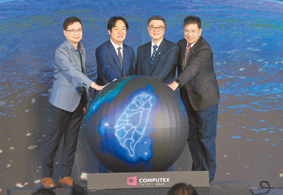 「2025年台北國際電腦展開幕典禮」20日在南港展覽館舉行,貿協董事長黃志芳(左起)、賴清德總統、行政院長卓榮泰及台北市電腦公會理事長彭双浪一同出席開幕儀式。(范揚光攝) image