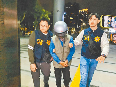 高雄分屍案嫌犯張介宗(中)始終未交代犯案動機,但檢警透過屋內血跡、凶器及屍塊反覆鑑定,認定3名婦人遭害事證充分,已發出死亡證明,近期內將偵結起訴張嫌。(本報資料照片) image
