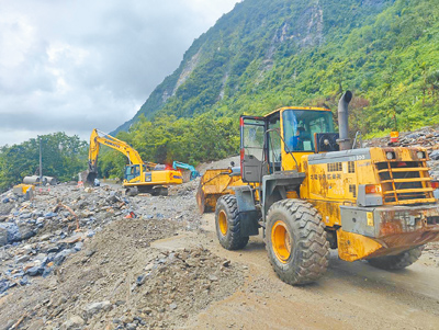 午後雷陣雨20日開炸,蘇花公路崇德路段多處邊坡土石隨豪雨傾瀉而下,造成雙向交通受阻,公路局也趁雨勢趨緩積極搶災。(公路局提供/羅亦晽花蓮傳真) image