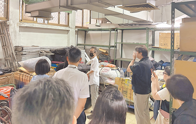 台北市議會民政委員會20日考察台北車站行李房,站方人員表示,開放街友存放個人物品,取代隨地放置在車站周圍,有效改善周邊市容。(丁上程攝) image