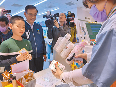 台北市「鮮奶周報生生喝鮮奶」自4月上路,讓全市約8萬名國小、幼兒園學子受惠,台北市教育局預計新學期9月起納入3.3萬名未上學的孩童。(本報資料照片) image