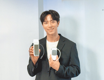 Sony在台發表穿戴式智能冷暖調溫裝置套組REON POCKET系列(見圖),可配戴於頸部為身體接觸面帶來清涼或溫暖觸感,提供降溫或保暖功能;全新在台上市機種包含REON POCKET 5,售價4490元(見圖右)。圖/古明弘 image