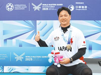 世壯運20日進行田徑-男子鏈球50+決賽,日本和歌山市前議長井上直樹,擲出53.94公尺獲得金牌。(陳俊吉攝) image