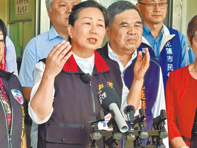 花蓮縣長徐榛蔚(左)21日邀請賴清德總統搭火車、開車來花蓮,感受交通不便與辛苦。(王志偉攝) image