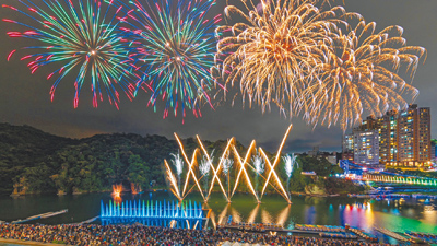 2025碧潭水舞季即將於5月24日登場,4場煙火秀每場施放300秒,照亮新北夜空,帶來精彩視覺高潮。圖為2024煙火資料照片。(新北市觀旅局提供) image