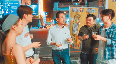 民進黨台南市立委林俊憲(右三)現身挑戰網友發起的看板路跑,引起民眾回響稱讚化危機為轉機。(擷自林俊憲臉書粉專/程炳璋台南傳真) image
