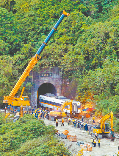 台鐵2021年太魯閣號事故因工程車滑落邊坡侵入軌道,列車撞擊後出軌釀49死、213傷,為台鐵60年來最嚴重意外。(本報資料照片) image
