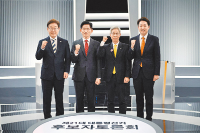 韓國總統大選倒數,4位總統候選人在最後一場辯論前合影,左起依次為共同民主黨李在明、國民力量黨金文洙、民主勞動黨權英國、改革新黨李俊錫。(路透) image