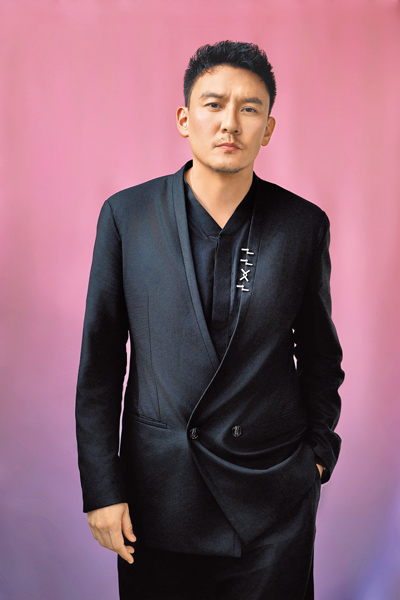 張震在導演雙週單元競賽片《Lucky Lu》紅毯上,著Giorgio Armani 西裝亮相。(Giorgio Armani提供) 張震在導演雙週單元競賽片《Lucky Lu》紅毯上,著Giorgio Armani 西裝亮相。(Giorgio Armani提供)