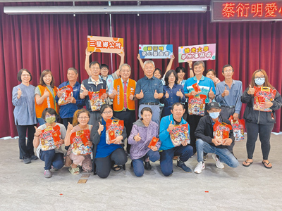 蔡衍明愛心基金會28日與宜蘭縣三星鄉公所舉辦「公益青年送愛下鄉趣」,邀請佛光大學吉他社學生表演溫馨歌曲,並致贈5000元慰問金及旺旺澎湃包給弱勢家庭,共100戶受惠。(吳佩蓉攝) image