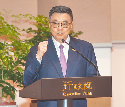 行政院刪減地方政府一般性補助款,引發各縣市不滿。台南市副市長葉澤山29日在行政院院會提出臨時動議,建請以追加預算解決地方補助款被刪的困難,閣揆卓榮泰(見圖)回應表示「不失為一個解決的方法」。(陳君瑋攝) image