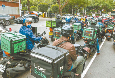Uber Eats調整「Uber One會員」訂閱方案,內容包括調高非餐點免外送費門檻、調降服務費折抵優惠及取消延遲補償機制。北市法務局指出,該變動已影響「年訂閱制」消費者原契約應享權益,違反誠信原則。(本報資料照片) image