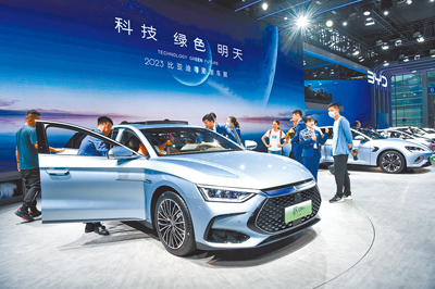 大陸汽車行業為了衝銷量,也為了清庫存,出現「零公里二手車」的畸形銷售現象。圖為2023粵港澳大灣區車展比亞迪展區。(新華社) image