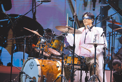 蕭煌奇5月31日在演唱會上大秀鼓技。(華納音樂、寬宏藝術提供) 蕭煌奇5月31日在演唱會上大秀鼓技。(華納音樂、寬宏藝術提供)