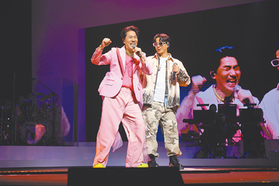 蕭煌奇(右)5月31日邀羅時豐當演唱會嘉賓,兩人幽默互開玩笑,逗樂台下粉絲。(華納音樂、寬宏藝術提供) 蕭煌奇(右)5月31日邀羅時豐當演唱會嘉賓,兩人幽默互開玩笑,逗樂台下粉絲。(華納音樂、寬宏藝術提供)