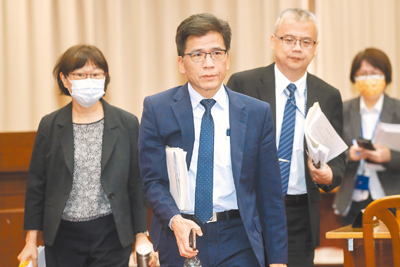 立法院3日朝野再戰4案,在野黨力拚三讀通過《保險法》修正案。圖為金管會主委彭金隆(中)日前出席委員會審查。(本報資料照片) image