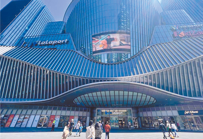 台北市議員游淑慧與北市建管處蒐集南港新建和即將開發案件,未來新開發案粗估樓地板面積將有超過20個南港LaLaport商場大小,她憂心南港交通將上演內湖科技園區塞車夢惡夢。(本報資料照片) image