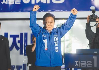 韓國總統選舉3日投票,共同民主黨總統候選人李在明(見圖)、國民力量黨總統候選人金文洙2日展開最後催票行程,爭取支持。(鄭任南攝) image