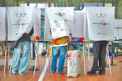 在韓國仁川國際機場投票站,民眾5月29日提前投票。(路透) image