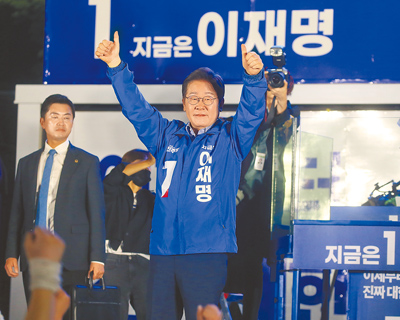 韓國總統選舉3日進行投票,共同民主黨總統候選人李在明2日在首爾汝矣島舉辦選前之夜造勢大會,李在明高舉雙手向民眾致意。(鄭任南攝) image