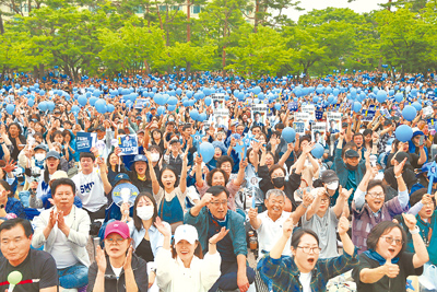 韓國總統選舉3日進行投票,共同民主黨總統候選人李在明2日在首爾汝矣島舉辦選前之夜造勢大會,現場湧入大批民眾聲援李在明。(鄭任南攝) image