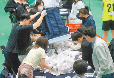 韓國總統選舉,首爾投票所的票匭統一送到首爾大學的開票中心,進行開票作業。(鄭任南攝) 韓國總統選舉,首爾投票所的票匭統一送到首爾大學的開票中心,進行開票作業。(鄭任南攝)