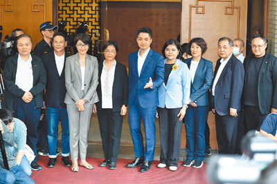 行政院大砍地方補助款,台北市長蔣萬安(右五)與南投縣長許淑華(左三)、雲林縣長張麗善(右四)、台東縣長饒慶鈴(右三)、彰化縣長王惠美(左四)、連江縣長王忠銘(左二)等藍營縣市首長4日到政院遞訴願狀。(杜宜諳攝) image