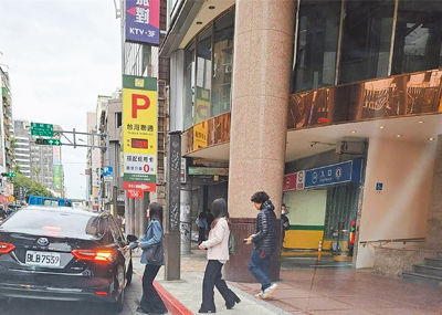 民進黨立委吳沛憶(左)、黃捷(中)、沈伯洋(右)使用公務車前往台北市萬華區「詹記火鍋」用餐。(讀者提供/張睿廷台北傳真) image