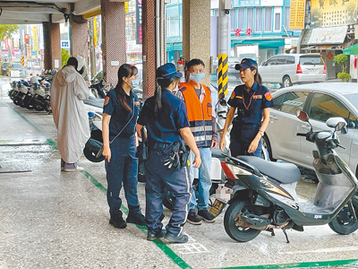 台南市試辦聘用交通助理員針對違停開單,目前仍需警察陪同值勤。(讀者提供/程炳璋台南傳真) image