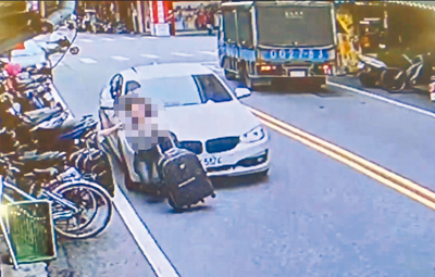 黃姓女子5日赴宜蘭市行銷金飾,遭邱姓男子駕車從後方撞上,金飾險被搶走。(民眾提供/李忠一宜蘭傳真) image
