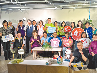 善心人士、團體出錢出力,重新改造6戶「類家庭」兒少安置空間,還捐贈300萬元的室內設計服務,新北市社會局6日將裝修成果搬到市府,新北市長侯友宜(前排左四)主持受贈典禮。(高鈞麟攝) image